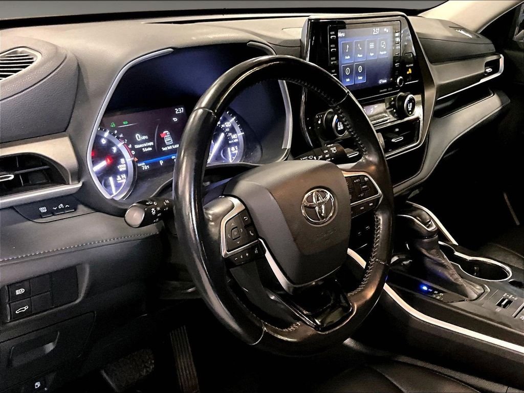 Used 2020  Toyota XLE image 8