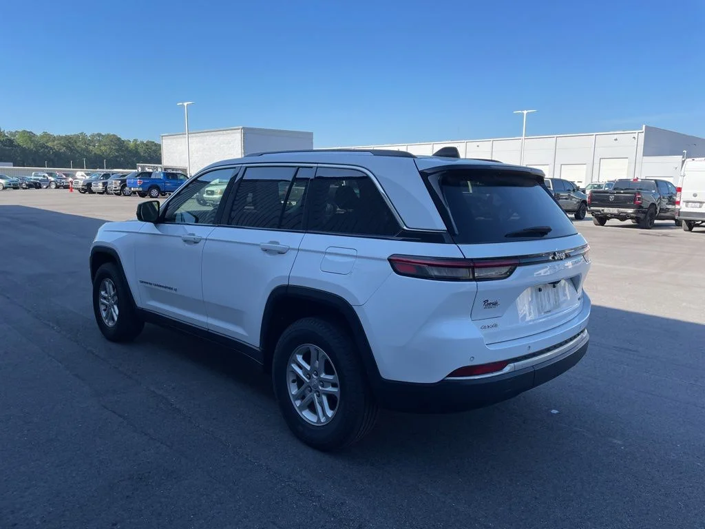 Used 2023 White Jeep Laredo image 3