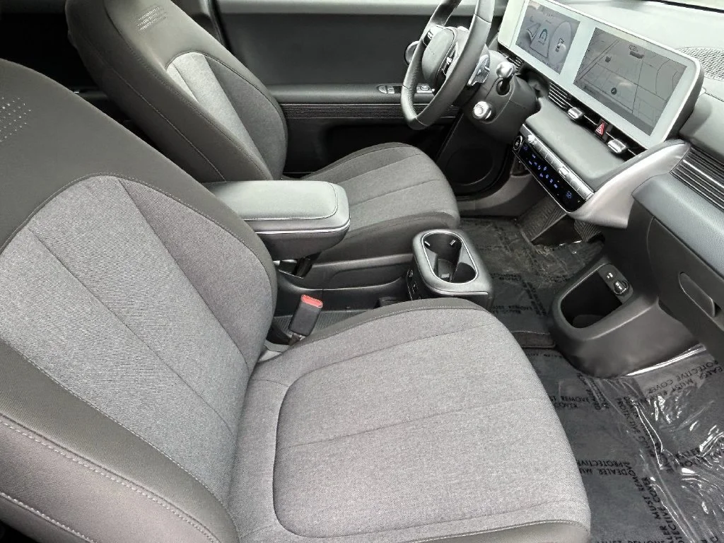 Used 2024 White Hyundai SEL image 9