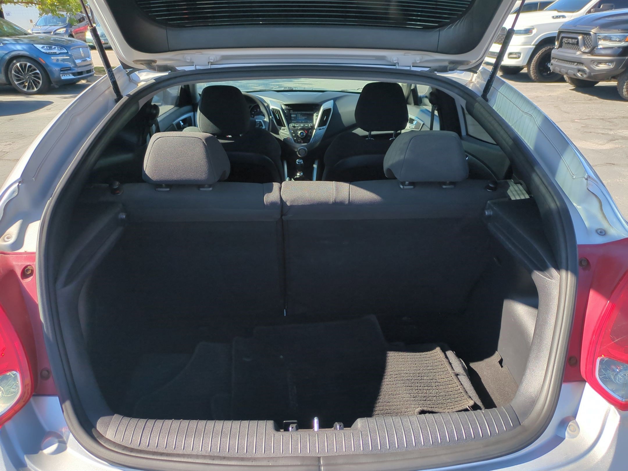 2014 Hyundai Veloster Base - Photo 27