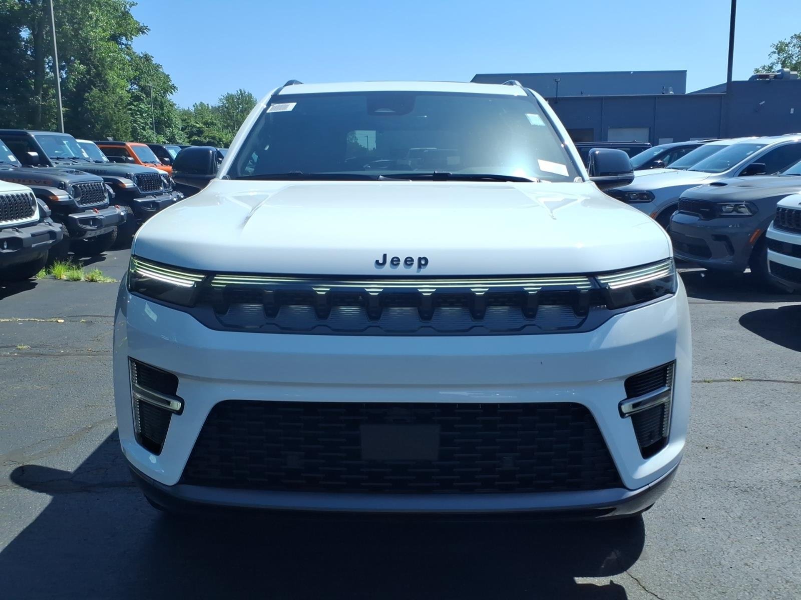 New 2026 Bright White Clear-Coat Exterior Paint Jeep Limited Altitude image 2