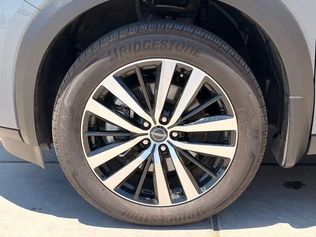 Used 2025 Gray Nissan Platinum image 5