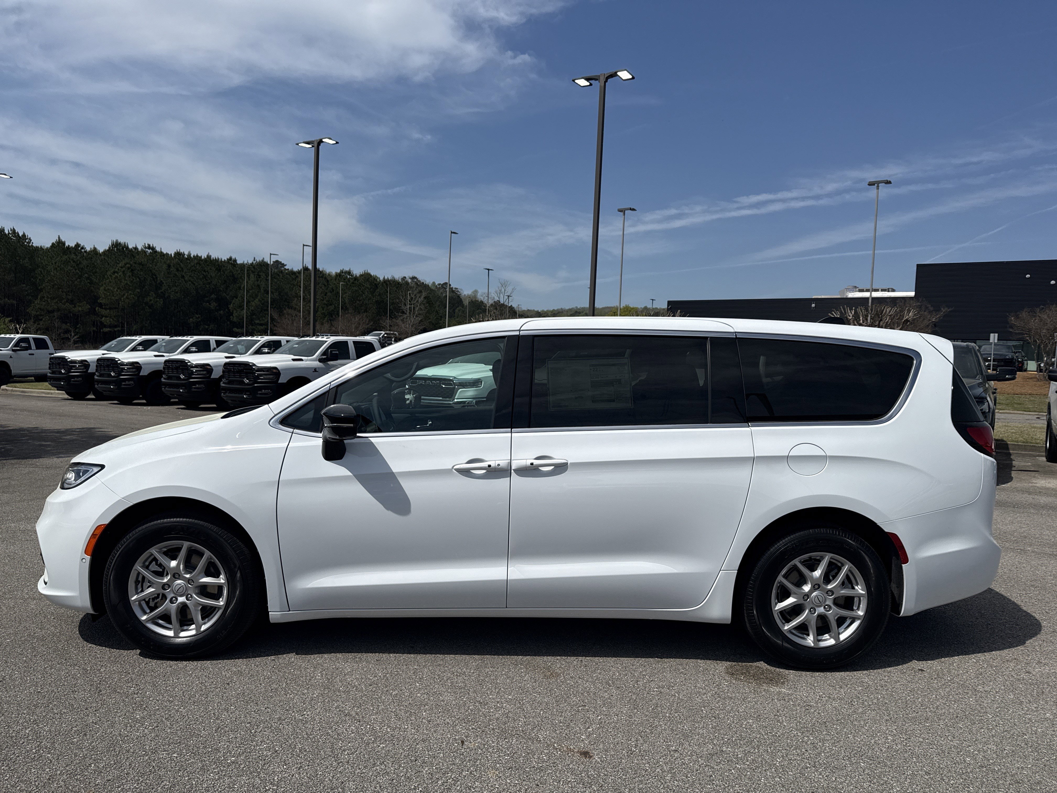 New 2026 Bright White Clear-Coat Exterior Paint Chrysler Select image 4