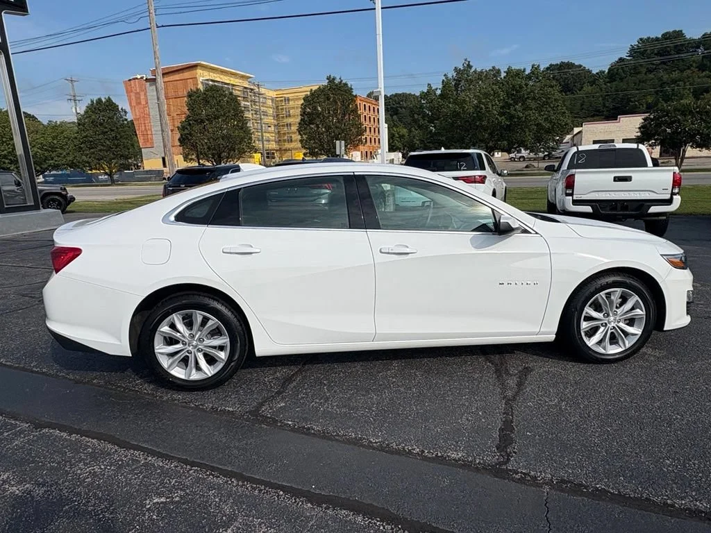 Used 2025 Summit White Chevrolet 1LT image 9