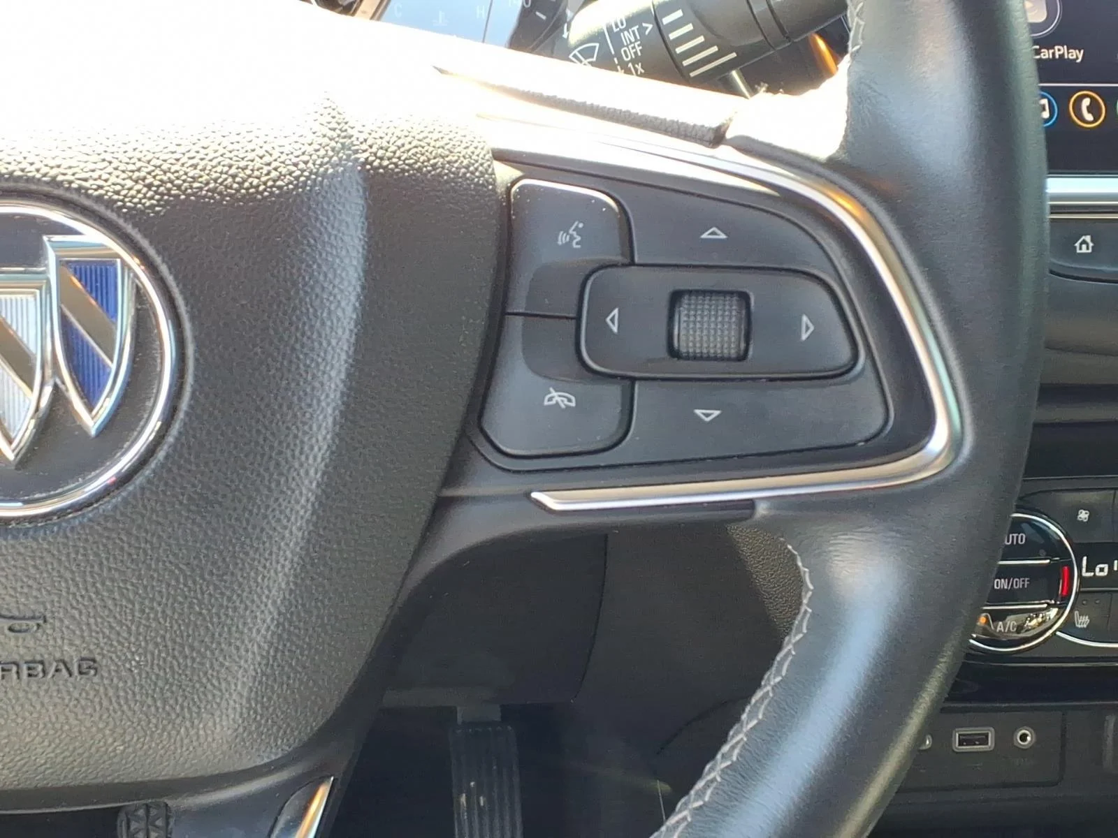 Used 2022 Ebony Twilight Metallic Buick Select image 18