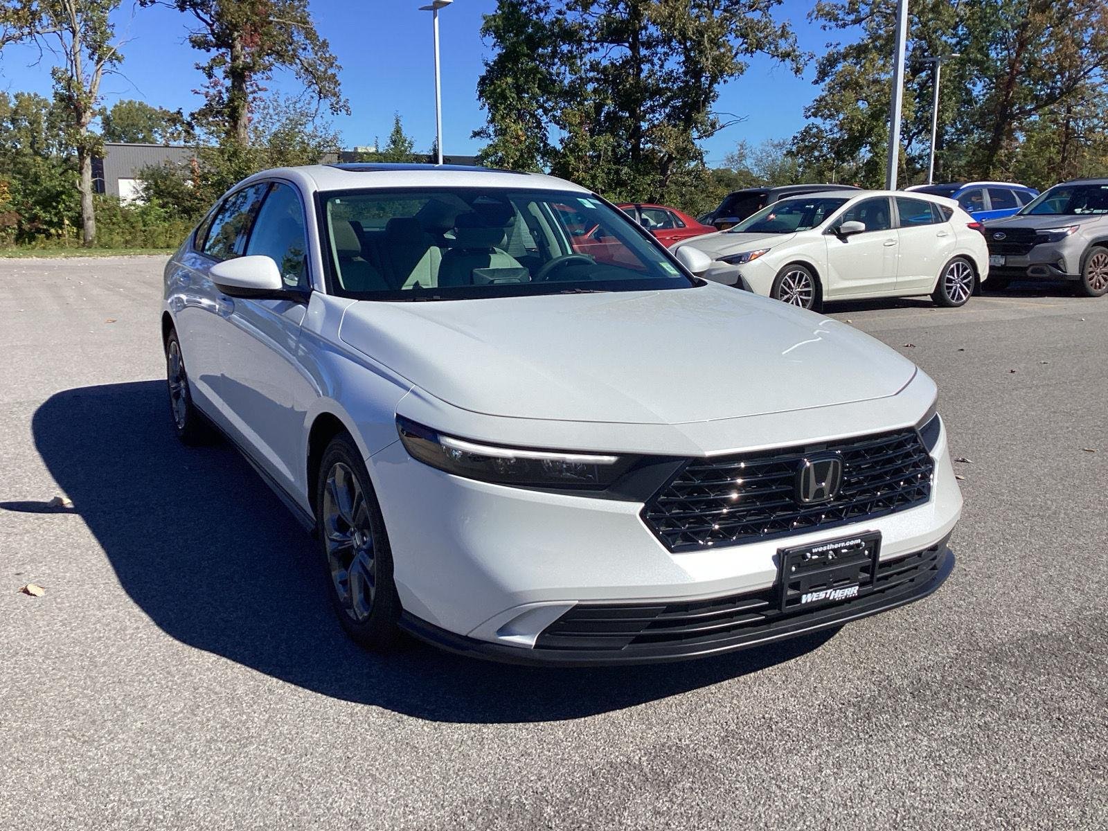 Used 2024 Platinum White Pearl Honda EX image 10