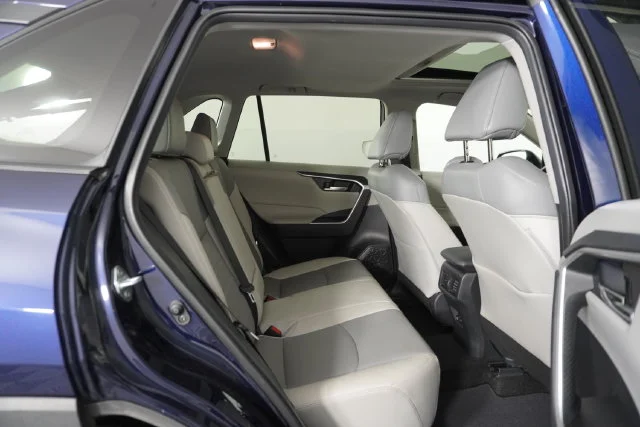 Used 2021 Blue Toyota XLE Premium image 39