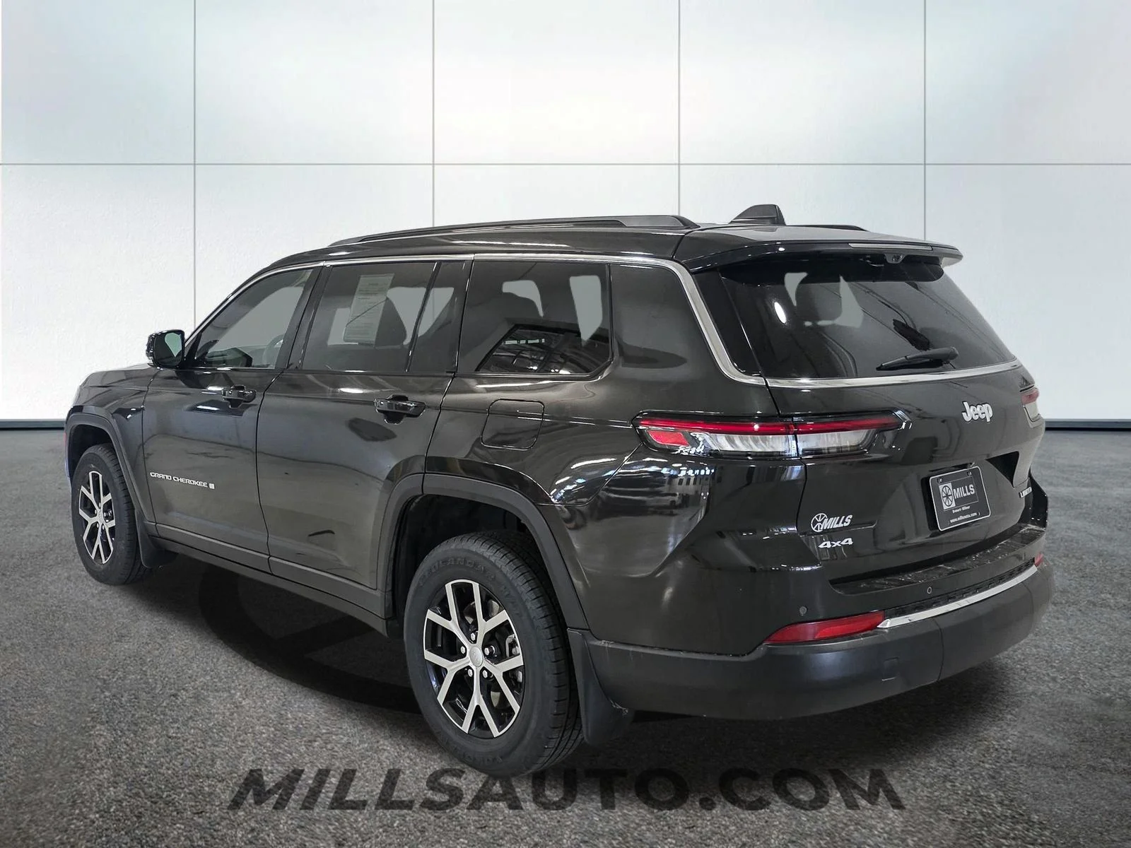 Used 2024 Gray Jeep Limited image 4