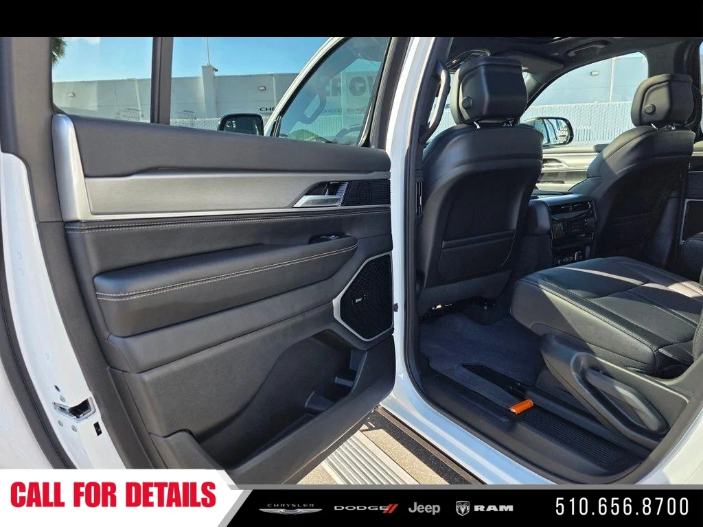 New 2026 Bright White Clear-Coat Exterior Paint Jeep Limited Altitude image 17