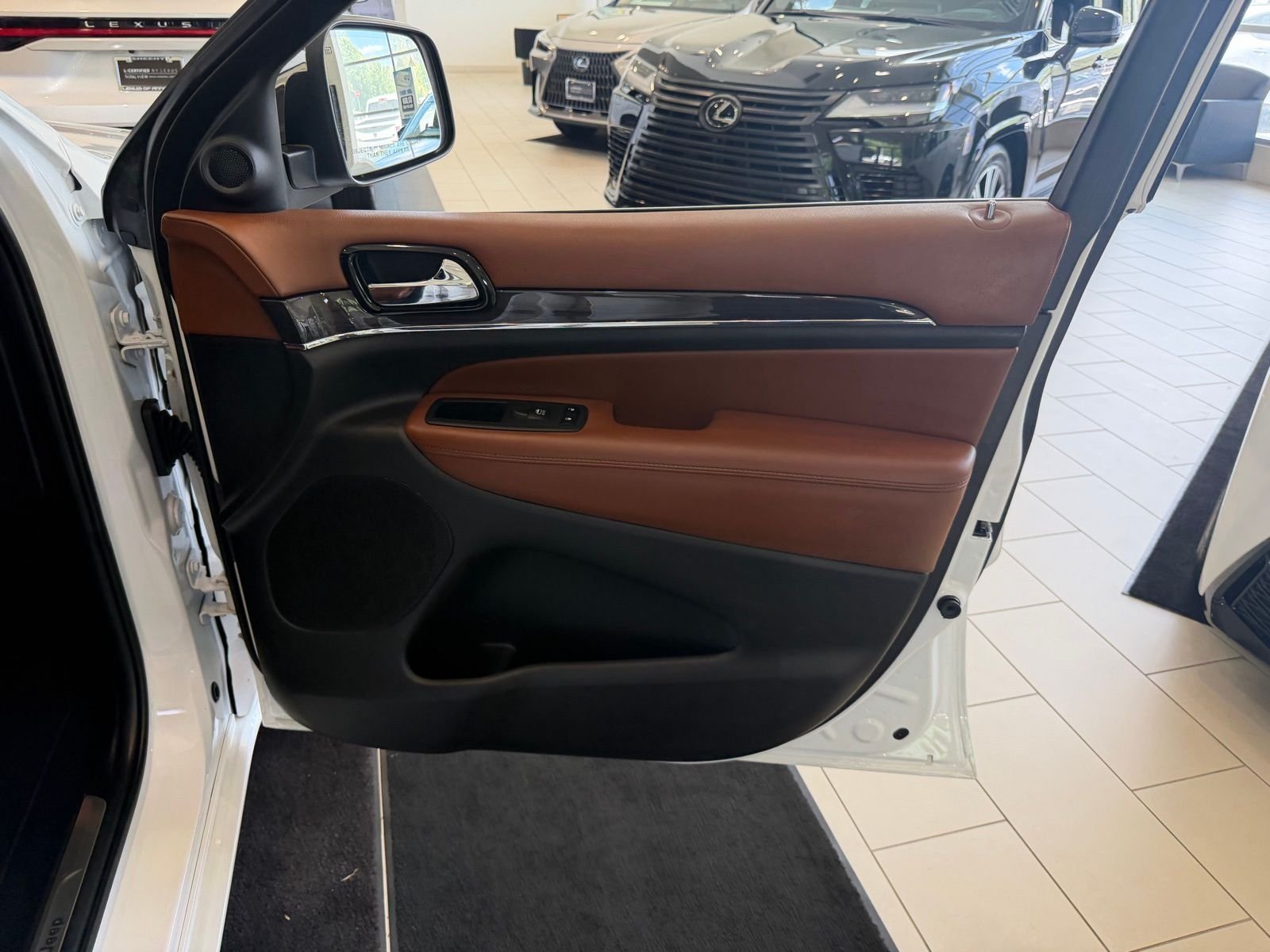 Used 2020 Off-white Jeep Overland image 27