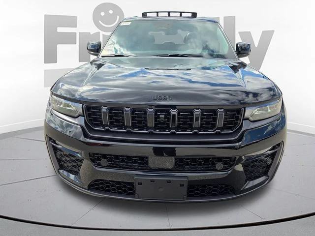 New 2026 Diamond Black Crystal Pearl-Coat Exterior Paint Jeep Limited Reserve image 2