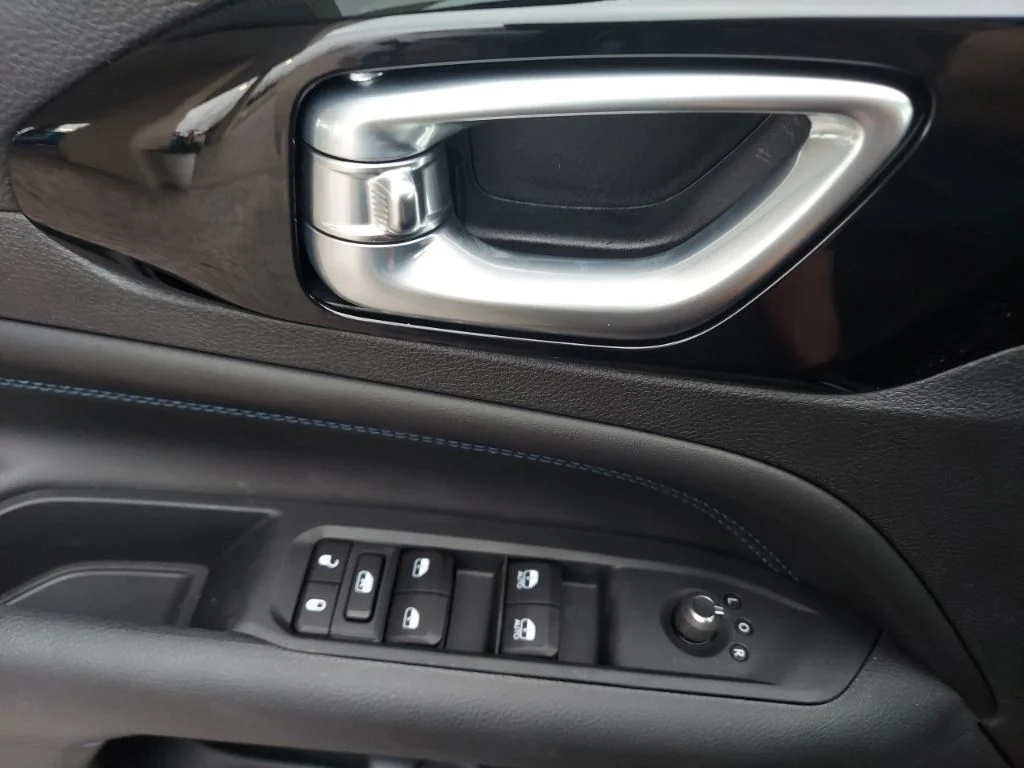 New 2026 Diamond Black Crystal Pearlcoat Jeep Latitude image 16