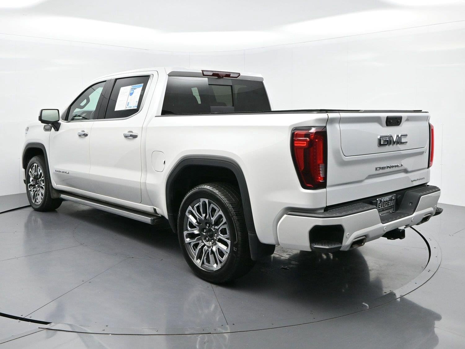 Used 2025 White Frost Tricoat GMC Denali Ultimate image 5