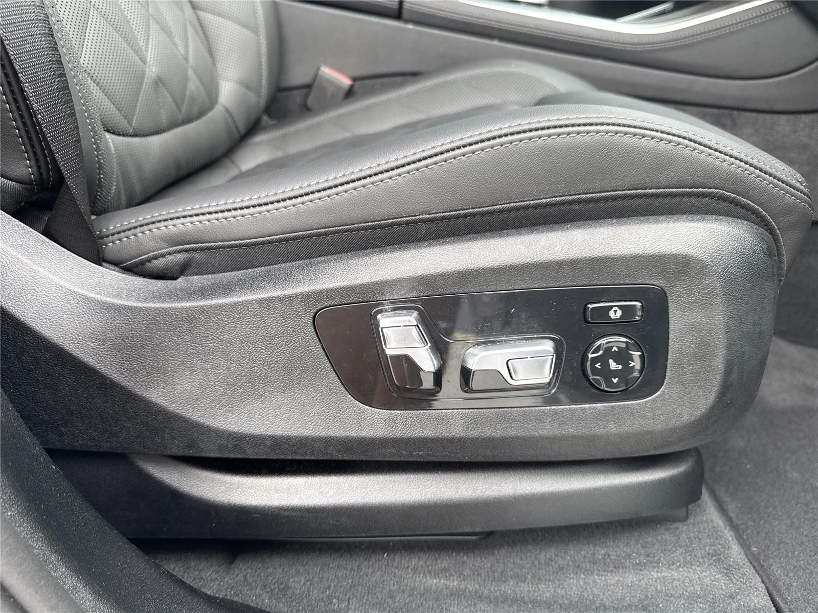 Used 2026 Skyscraper Grey Metallic BMW sDrive40i image 38