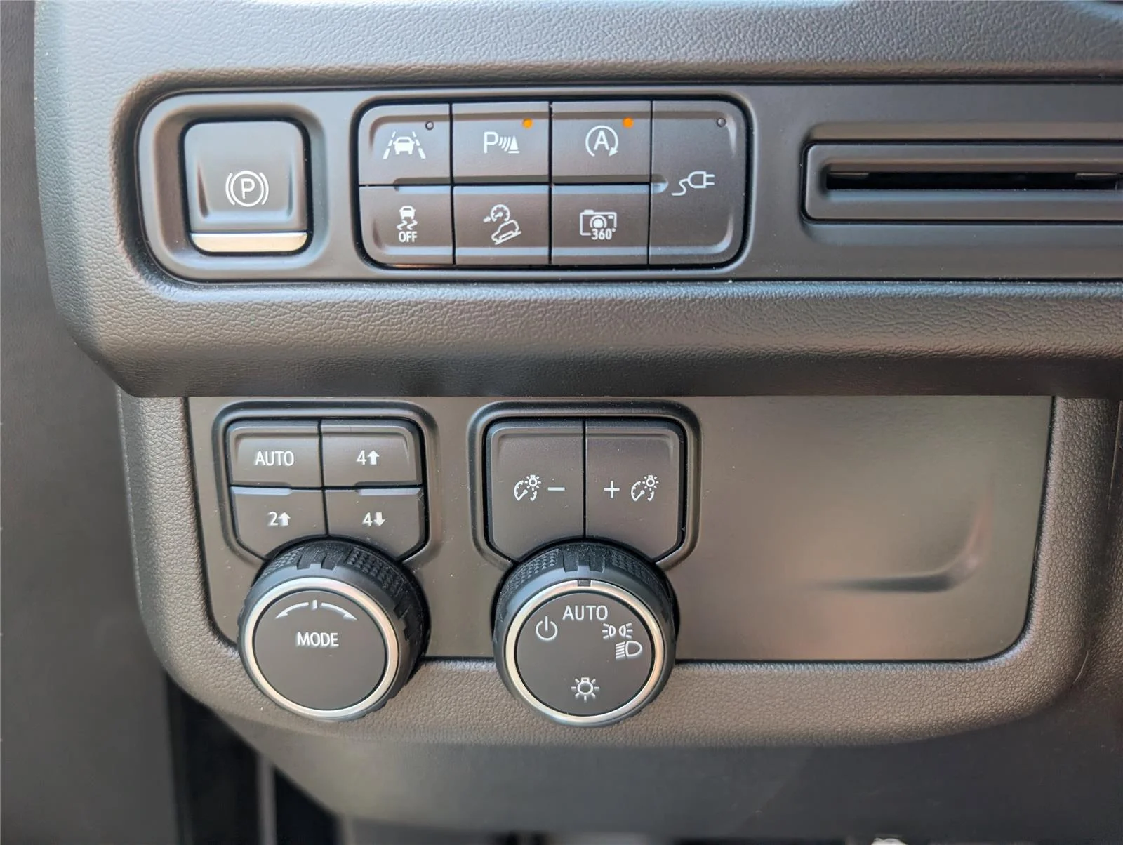 Used 2022 Black Chevrolet Z71 image 21