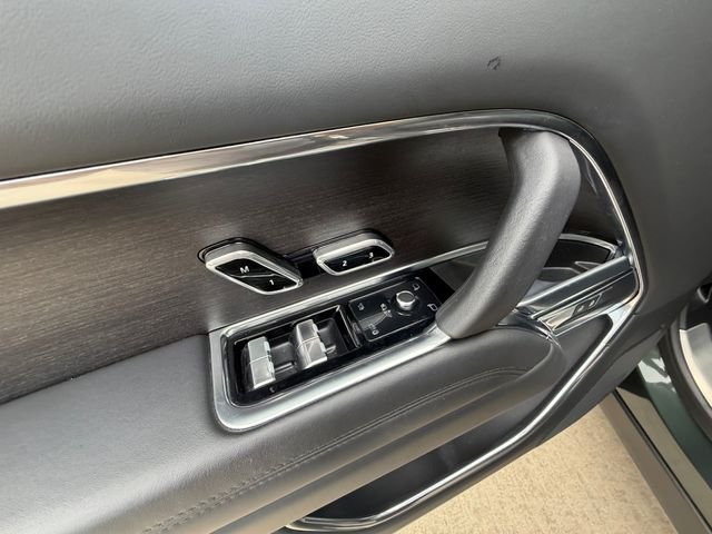 Used 2024  Land Rover SE image 11