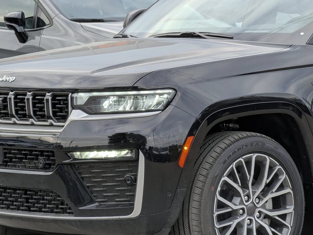 New 2026 Black Jeep Summit - - 4x4 - Dual- Pane Panoramic Sunroof - Trailer Tow Pkg - Palermo Leather & More! image 10