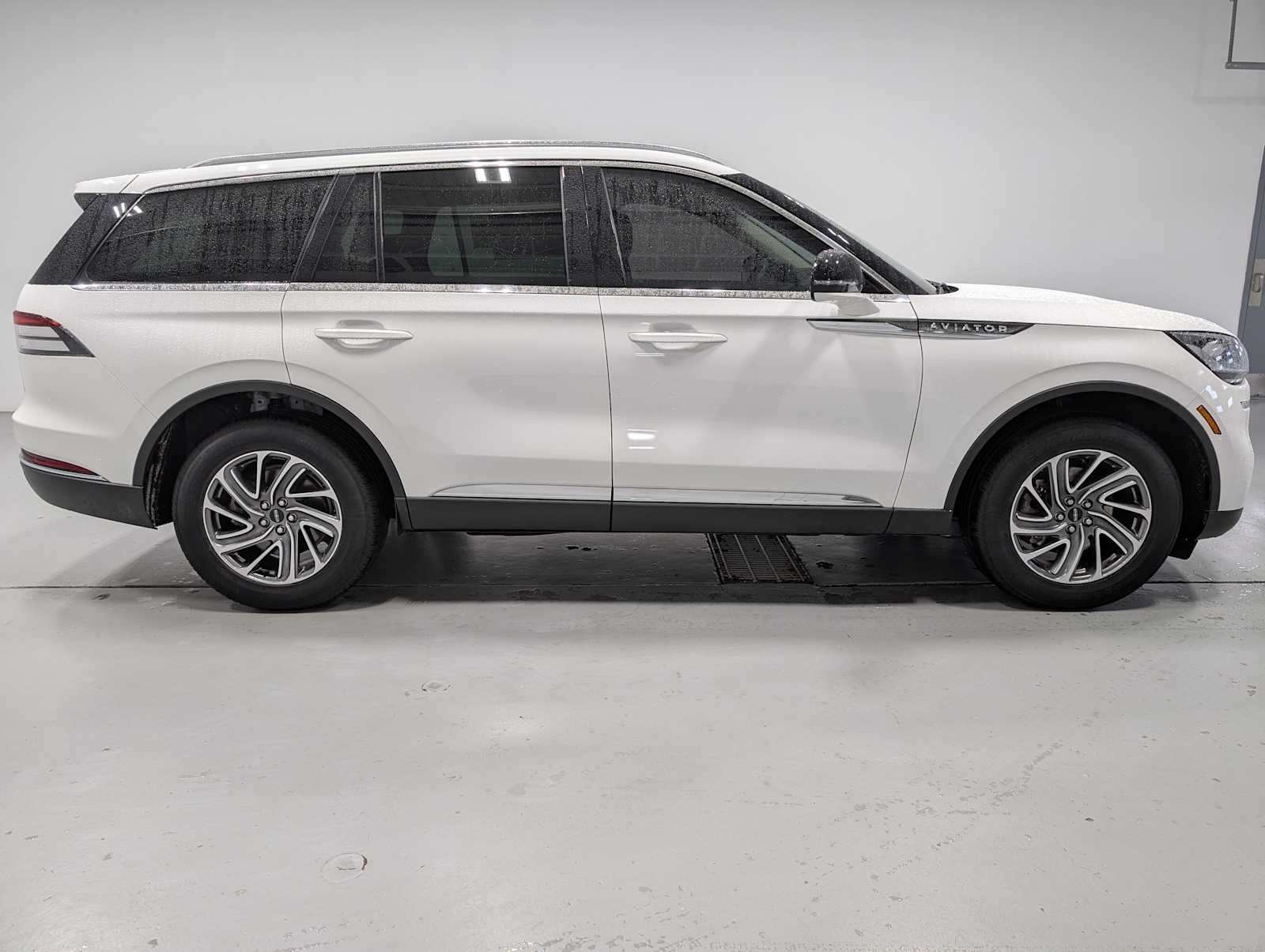 Used 2023 Pristine White Lincoln Standard image 7