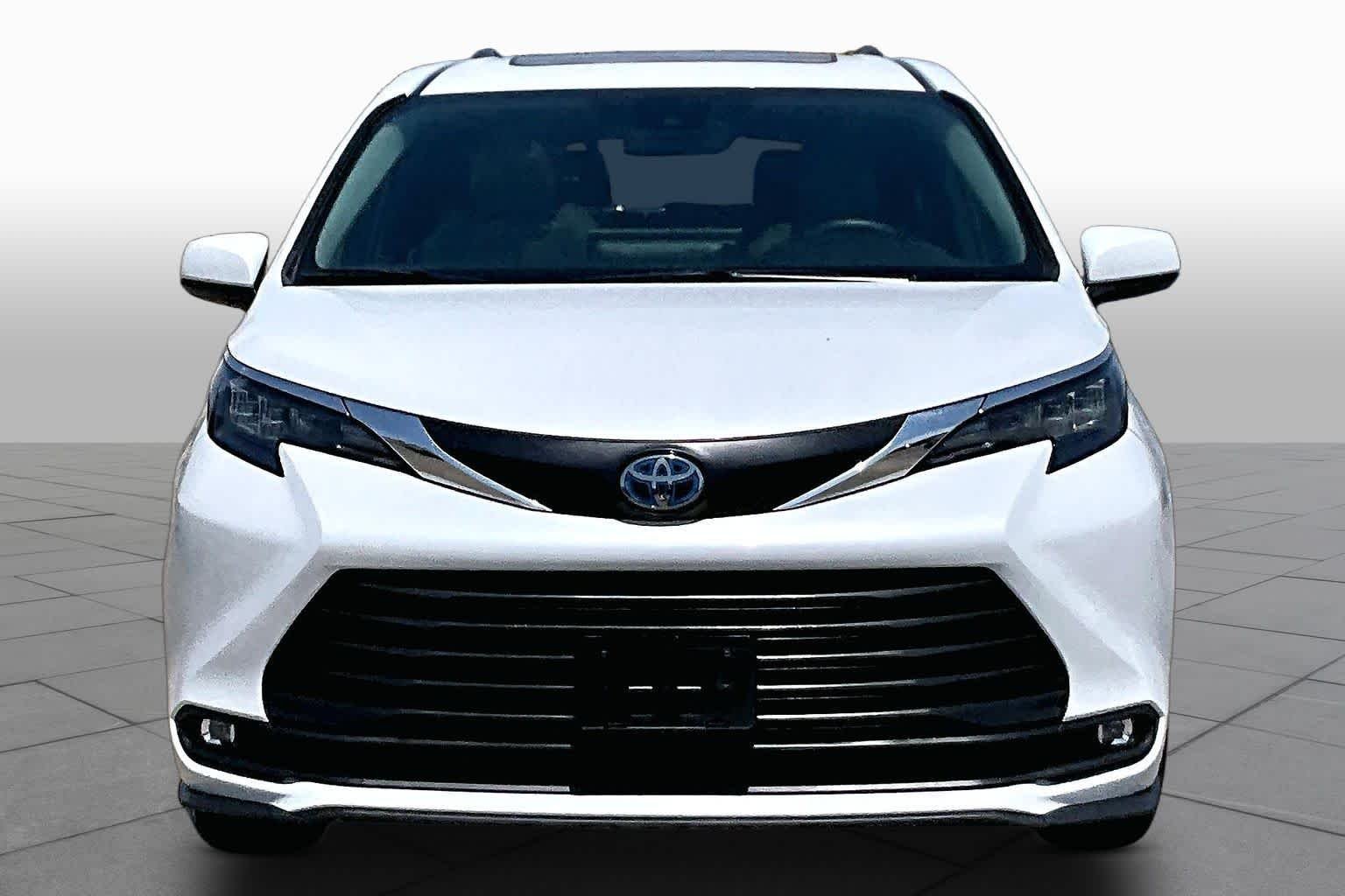 Used 2025 Wind Chill Pearl Toyota XLE image 4