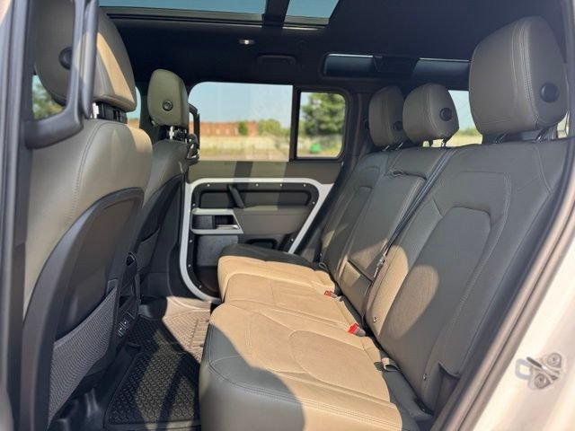 Used 2023 White Land Rover S image 11