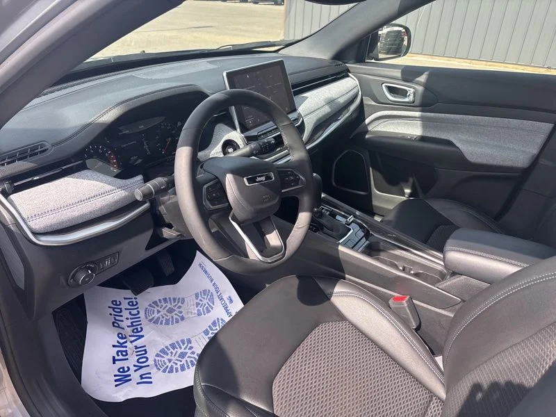 Used 2023 Silver Jeep Latitude image 26