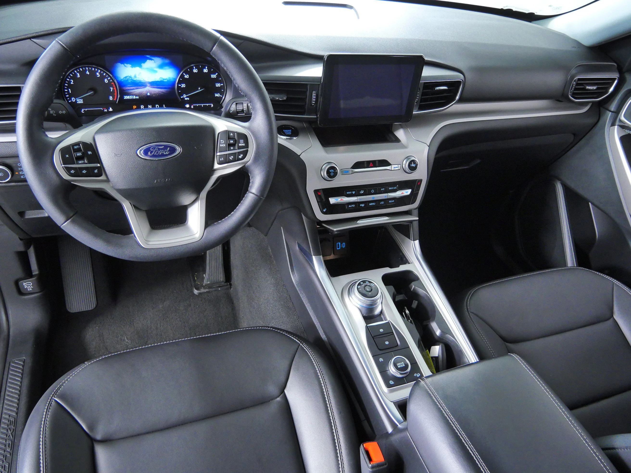 Certified Used 2024 White Metallic Ford XLT image 4
