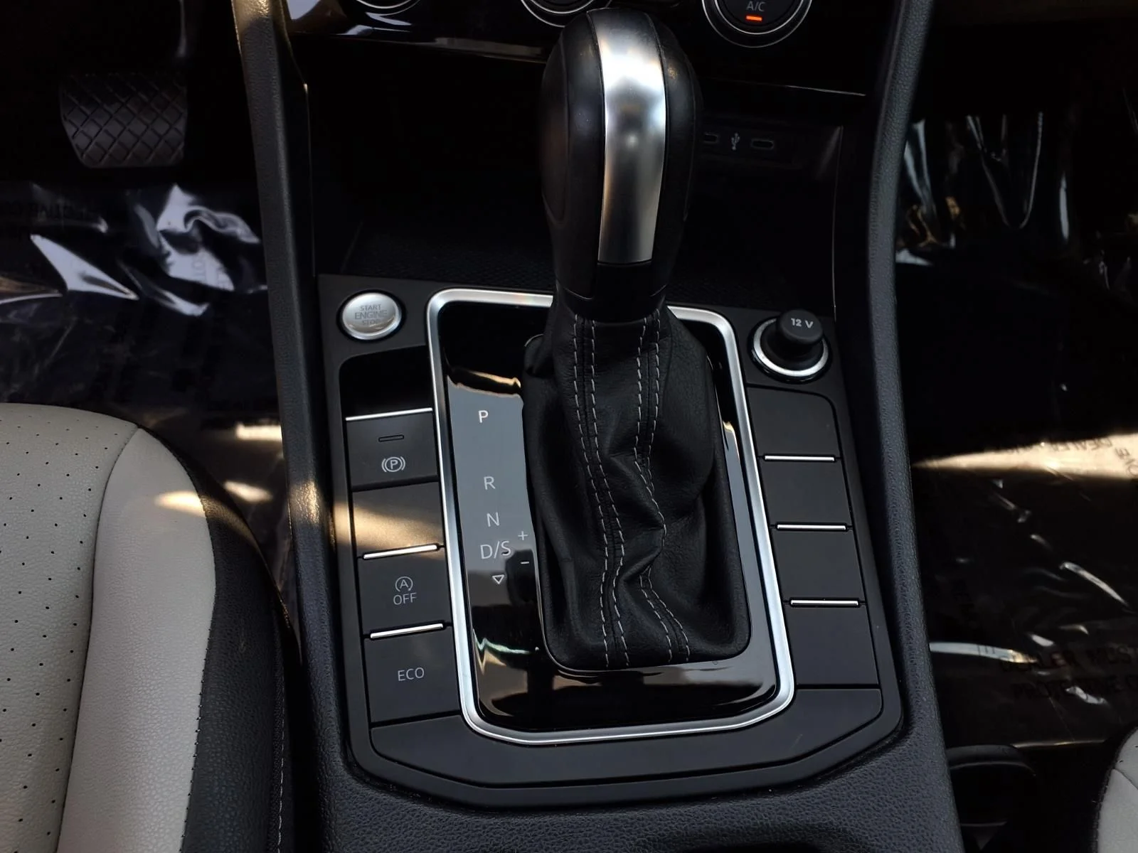 Used 2020 Black Volkswagen R-Line image 13