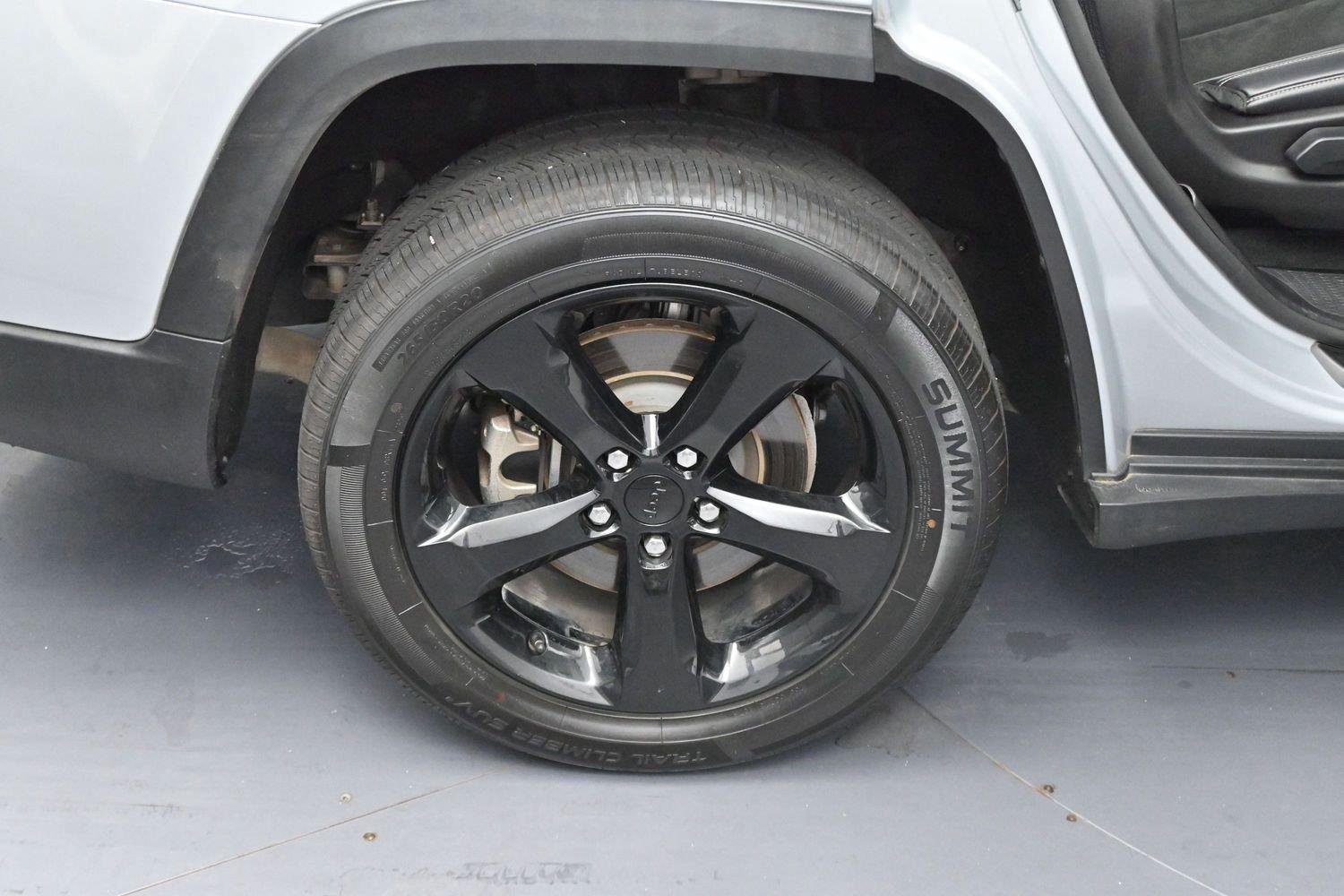 Used 2021 Silver Jeep Altitude image 33