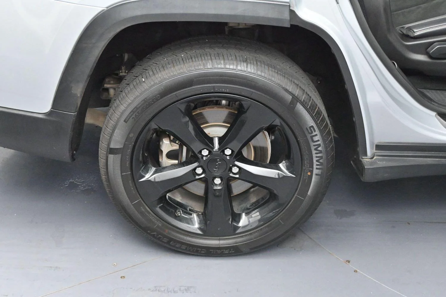 Used 2021 Silver Jeep Altitude image 33
