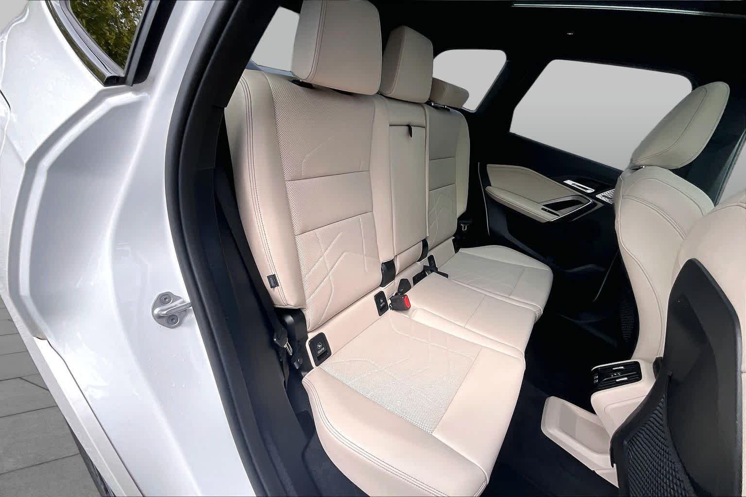 Used 2023 Mineral White Metallic BMW xDrive28i image 19