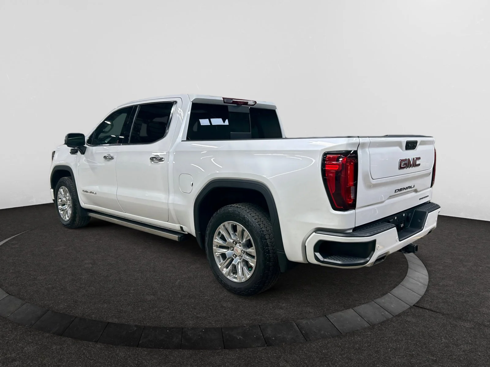 Used 2023 White GMC Denali Crew Cab image 3