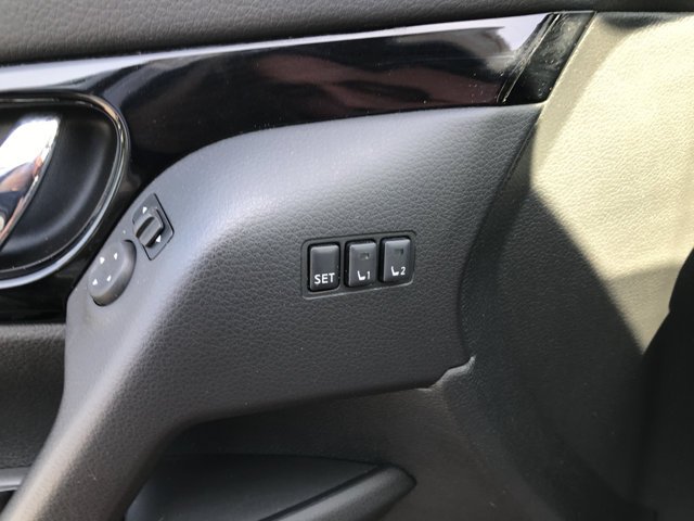 Used 2022 Brilliant Silver Metallic Nissan SL image 14