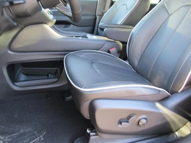 New 2026 Diamond Black Crystal Pearl-Coat Exterior Paint Chrysler Limited image 15