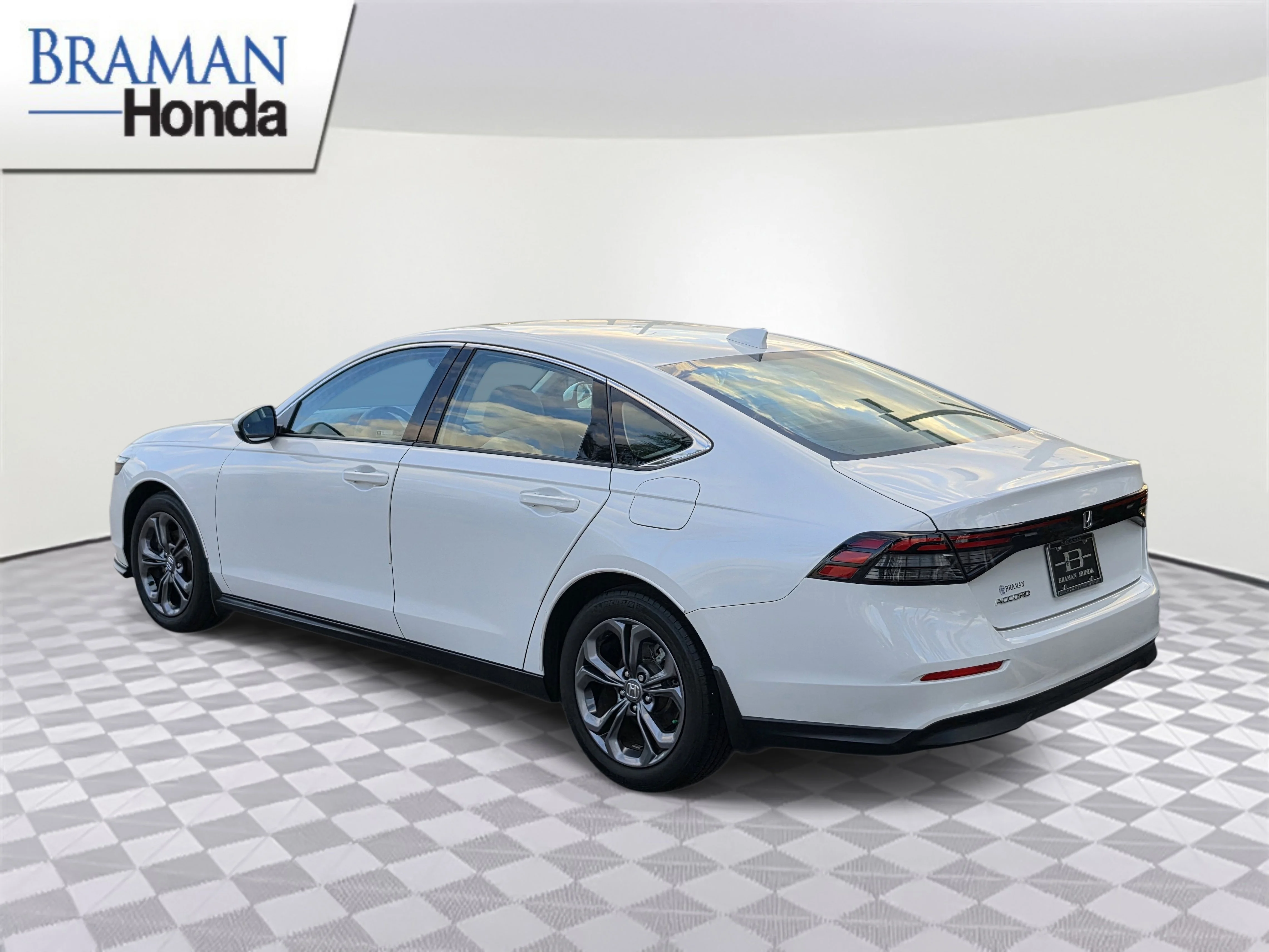 Certified Used 2023 Platinum White Pearl Honda 1.5T EX image 4