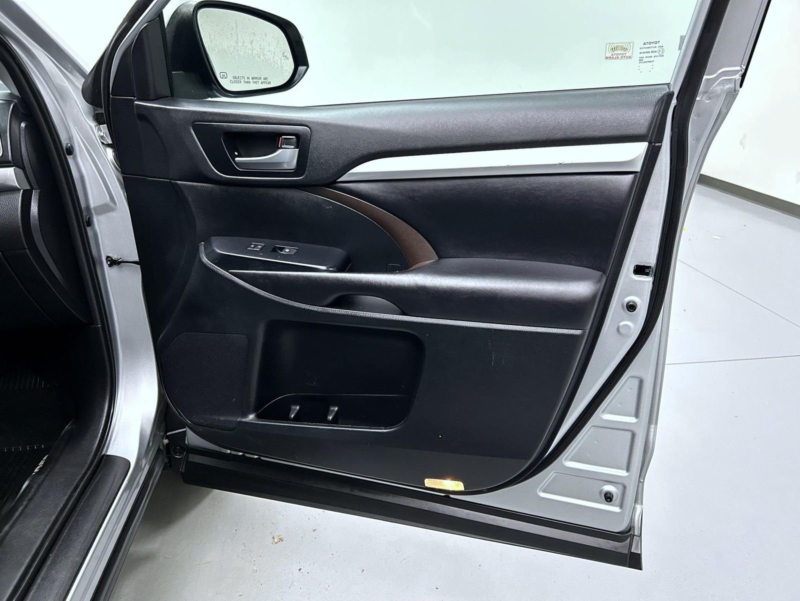 Used 2019 Silver Toyota XLE image 16