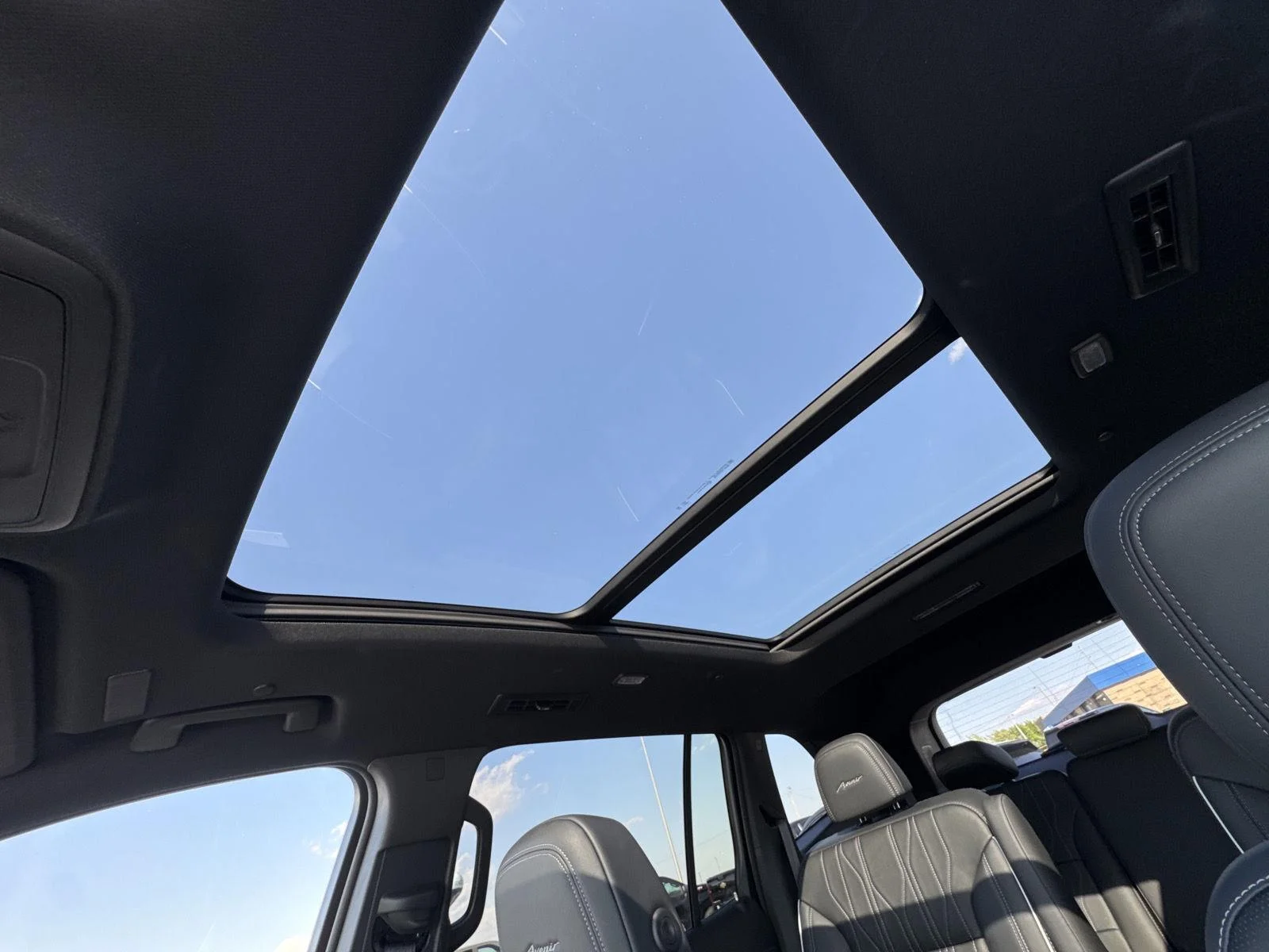 Used 2025 White Frost Tricoat Buick Avenir image 30