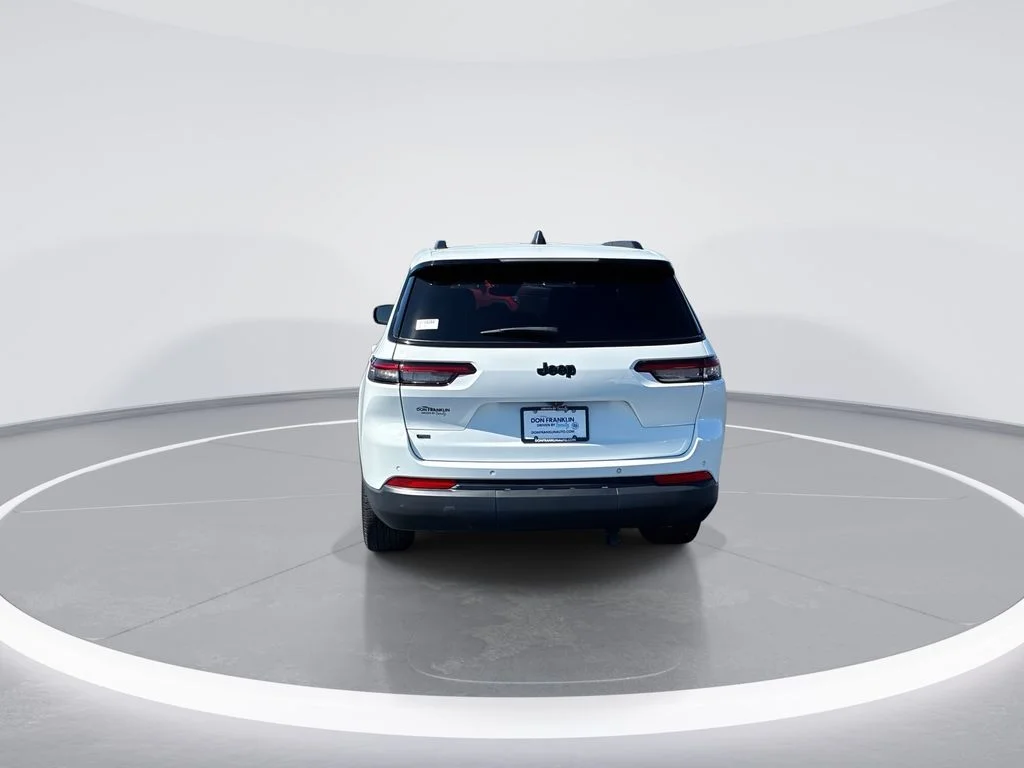Used 2023 White/off-white Jeep Altitude image 7