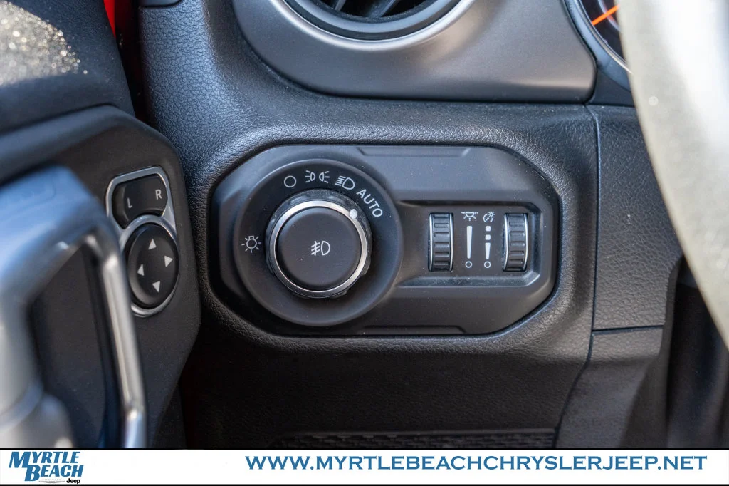 Used 2020 Red Clearcoat Jeep Unlimited Sport S image 32
