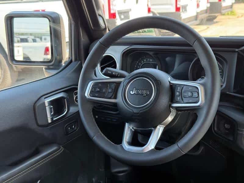 Used 2025 Granite Crystal Metallic Clearcoat Jeep Sahara image 12