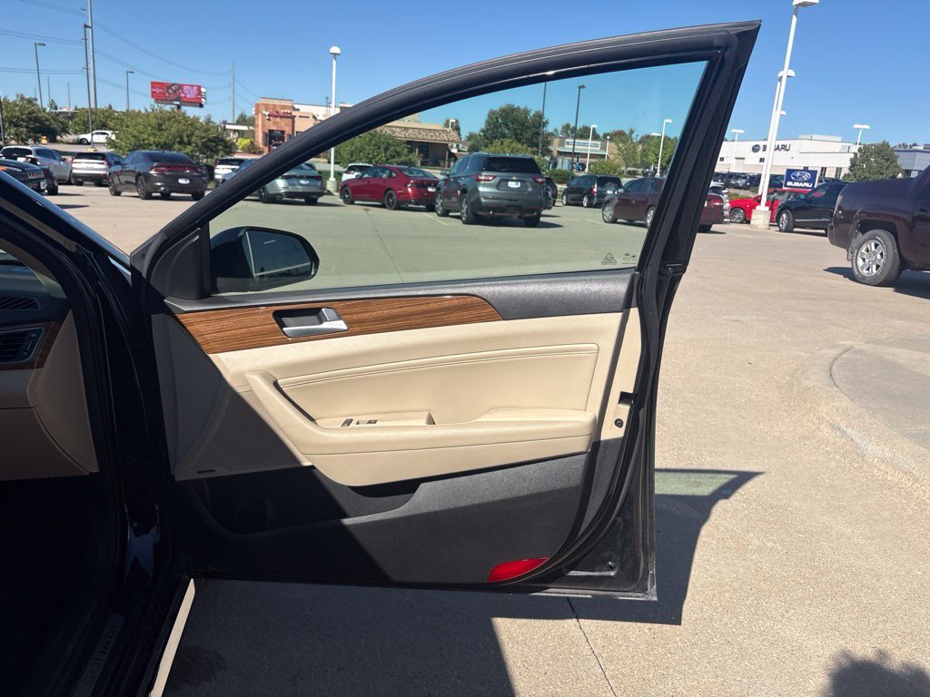 Used 2015 Phantom Black Hyundai Limited image 23