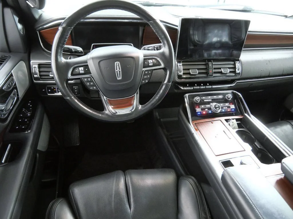 Used 2023 White Lincoln Reserve image 4