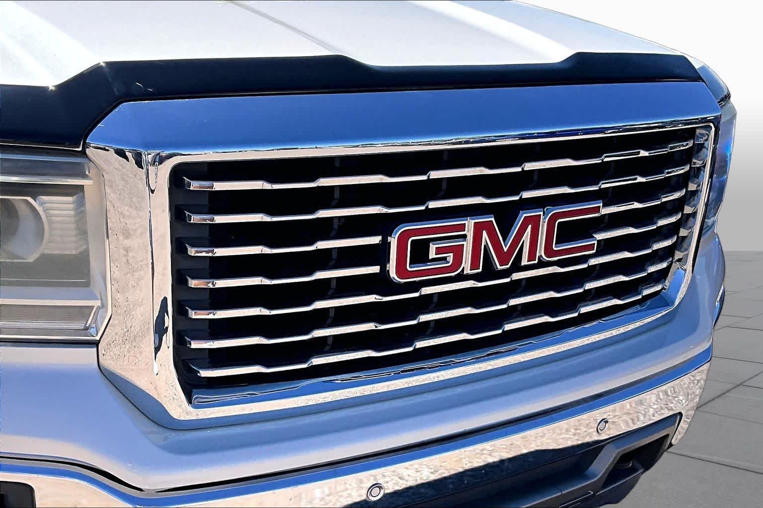 Used 2015 White Diamond Tricoat GMC SLT image 27