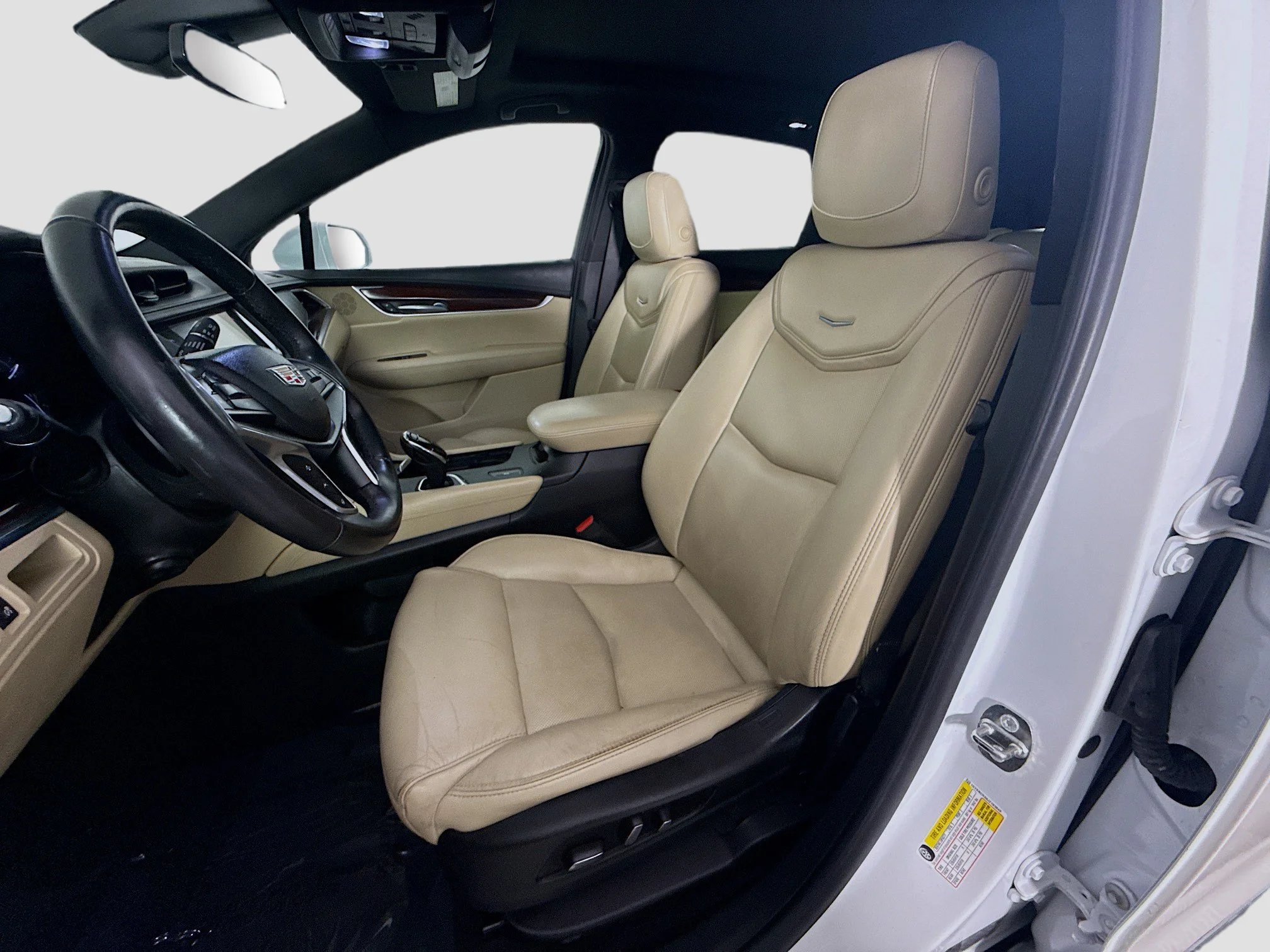 Used 2018 Crystal White Tricoat Cadillac Luxury FWD image 18