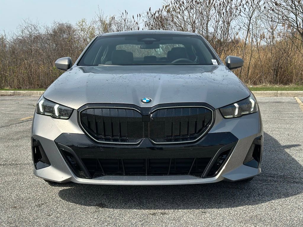 New 2026 Oxide Grey Metallic BMW 530i xDrive image 2