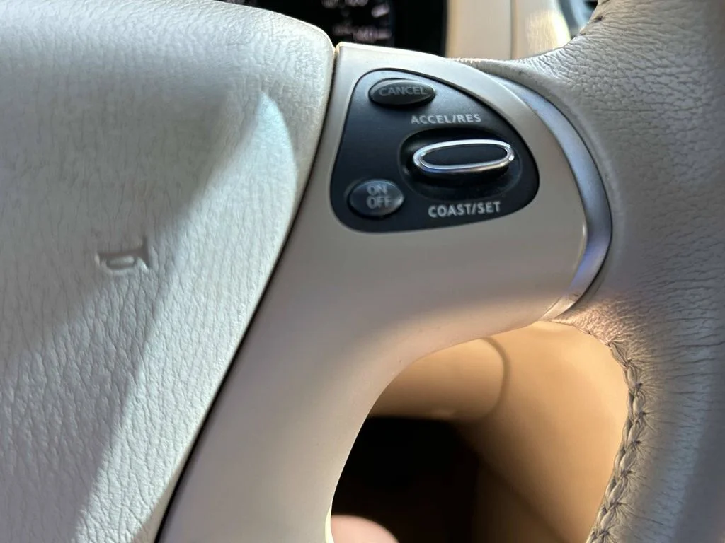 Used 2015 White Nissan SL image 31