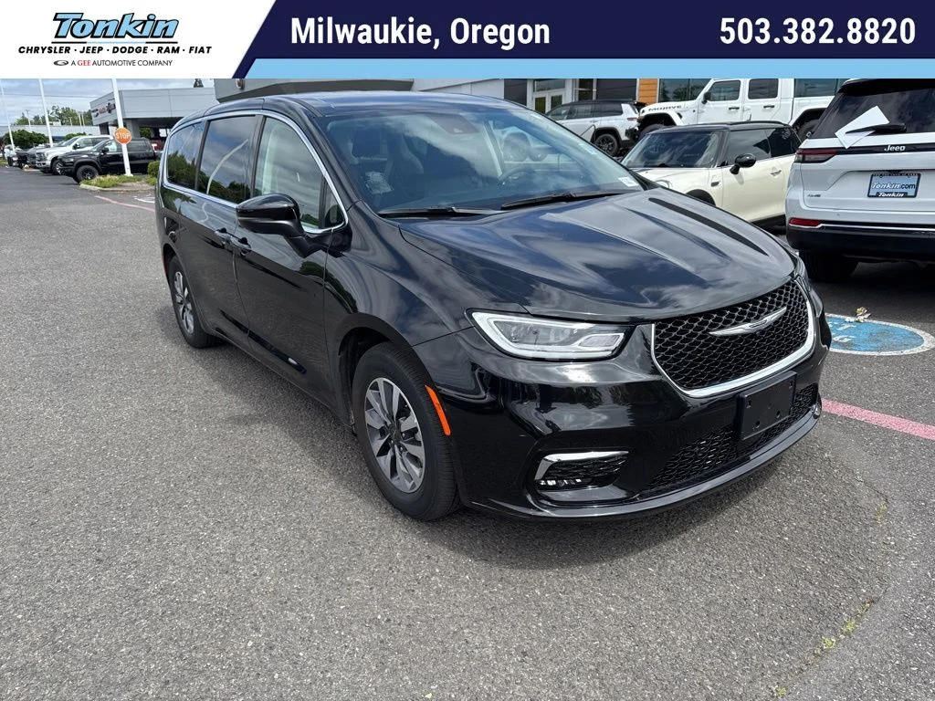 2023 Chrysler Pacifica Hybrid Touring L Hybrid's photo