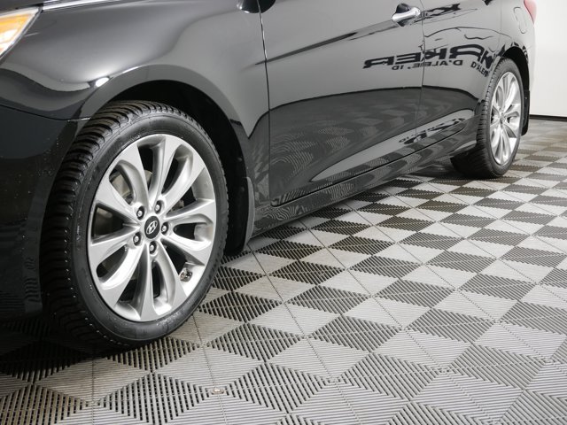Used 2012 Midnight Black Hyundai SE image 2
