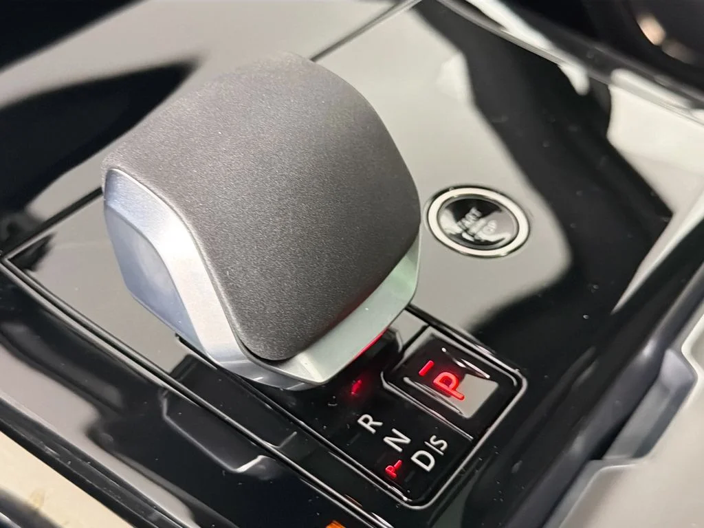 New 2026 Carpathian Grey Land Rover SE image 17