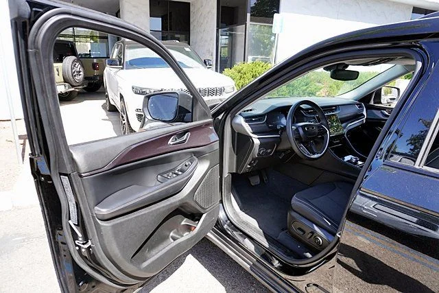 Used 2023 Black Jeep Laredo image 39