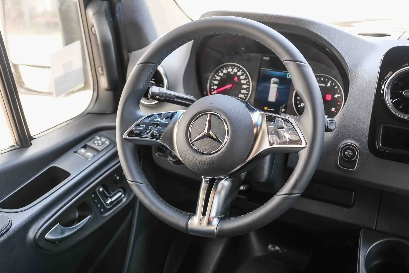 New 2026 Obsidian Black Metallic Mercedes-Benz Passenger 170WB High Roof RWD 2.0L I4 Diesel Turbo image 18